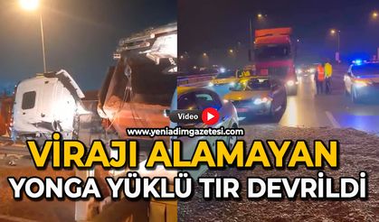 Virajı alamayan yonga yüklü tır devrildi