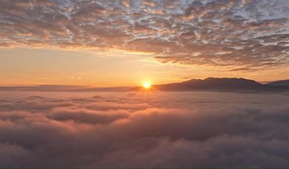 Sis bulutları arasında kartpostallık görüntüler