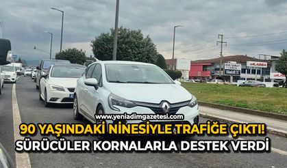 90 yaşındaki ninesiyle trafiğe çıktı! Sürücüler kornalarla destek verdi