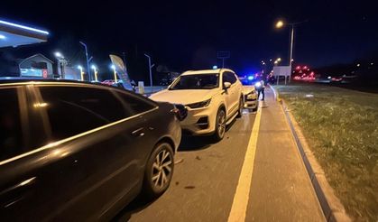 Ani fren yapıp kaçan sürücü, zincirleme kazaya neden oldu: 3 yaralı