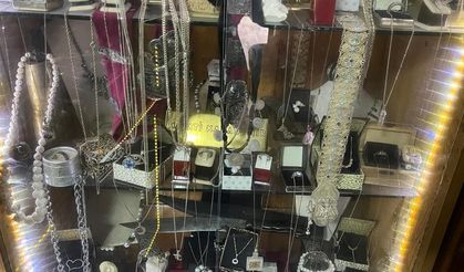 Altın ustası, 69 yıldır 20 metrekarede altına hayat veriyor