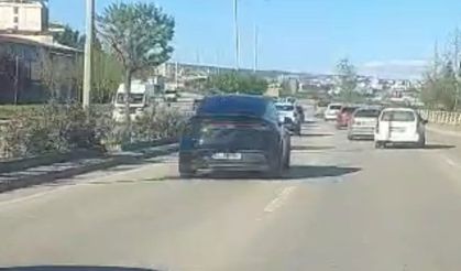 Trafikte defalarca şerit değiştirerek makas attı