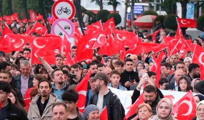 Yüzlerce Bolulu 200 metrelik Türk bayrağı eşliğinde yürüdü