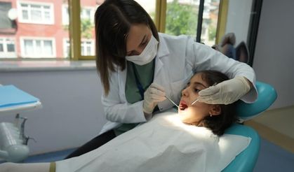 "Nasıl olsa düşecek" denilen süt dişleri okul başarısını etkiliyor