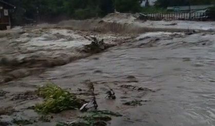 Sel afetinin yaşandığı Cide'de derenin taştığı anlar kamerada
