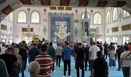 Sahada rekabet eden futbolcular cuma namazında aynı safta buluştu
