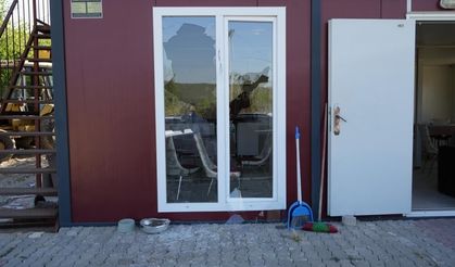 Maskeli saldırgan, beyzbol sopasıyla kooperatifin pencerelerini kırıp kaçtı