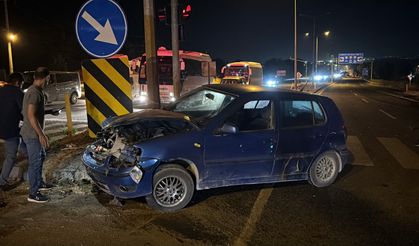 Kırmızı ışıkta geçen otomobil kamyonla çarpıştı