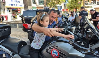 Yunus polisleri Kur'an kursu öğrencilerini sevindirdi