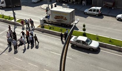 Yaya geçidinde otomobilin çarptığı yaşlı adam yaralandı