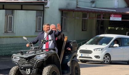 Başkan Çetinkaya makam aracını bıraktı, mahalleyi ATV ile gezdi