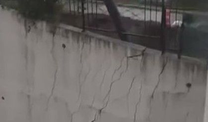 Dev istinat duvarı yerle bir oldu: O anlar kamerada