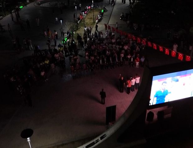 Duygu yüklü film açık havada izlendi