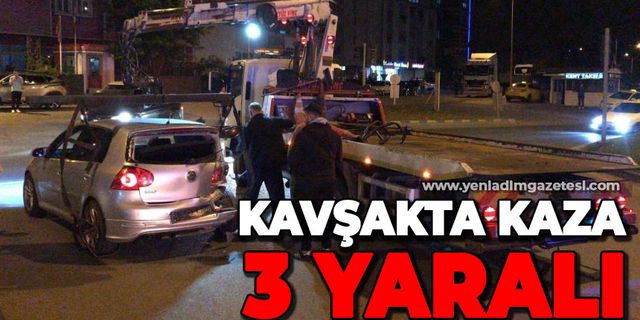 Kavşakta kaza: 3 yaralı