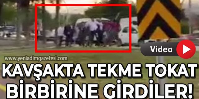 Kavşakta tekme tokat birbirine girdiler!