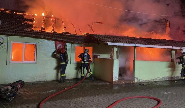 72 yaşındaki annesinin ilişkisi olduğunu düşünerek, içinde bulunduğu evi yakmış