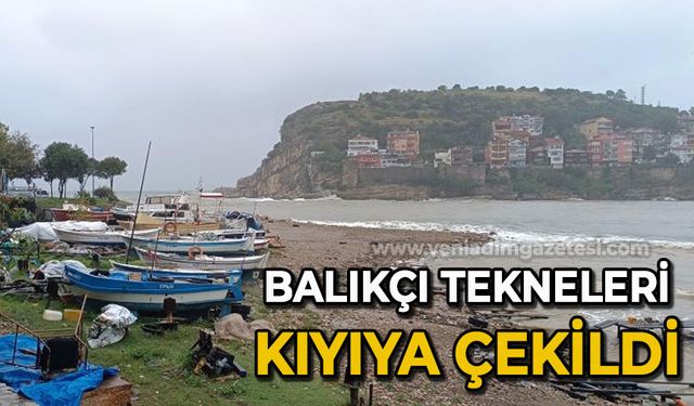 Sağanak yağış etkili oldu, balıkçı tekneleri kıyıya çekildi