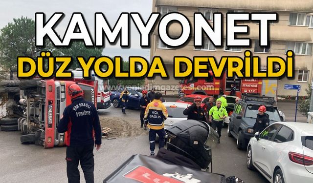 Kamyonet düz yolda devrildi