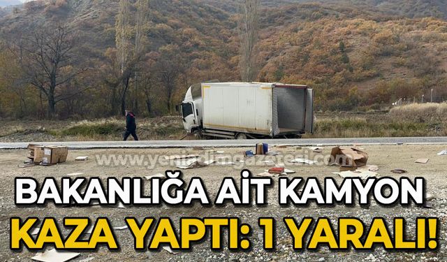 Bakanlığa ait kamyon kaza yaptı, kitaplar etrafa saçıldı: 1 yaralı