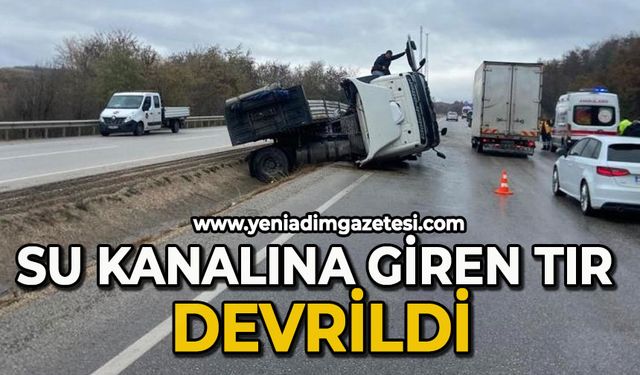 Su kanalına giren tır devrildi: 1 yaralı