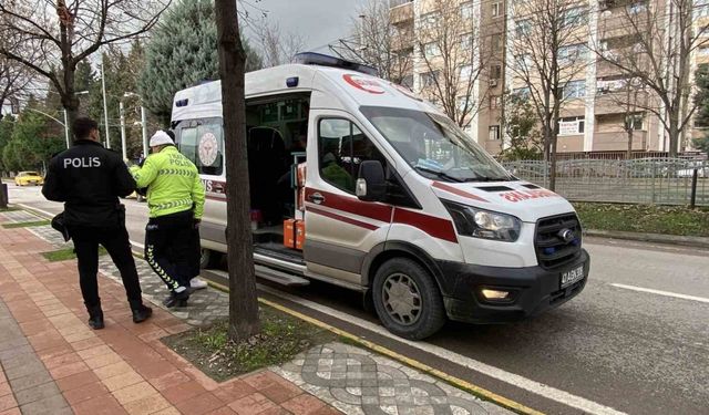 Trafik ışıklarında otomobil motosiklete çarptı: 2 yaralı