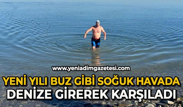 Yeni yılı buz gibi soğuk havada denize girerek karşıladı