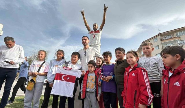 Merih Demiral, Bolu’daki ‘Bozkurt’ heykelinin yanında: "İyi ki de yapmışım"