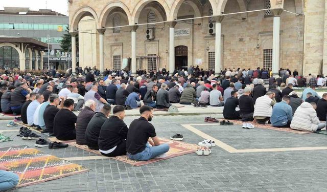 Ramazan ayının son cuma namazında camiler doldu taştı