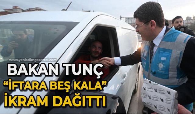 Adalet Bakanı Tunç, iftara yetişemeyen vatandaşlara ikramda bulundu