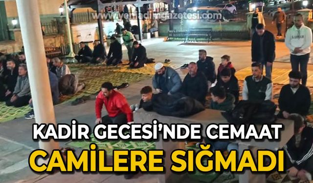 Kadir Gecesi'nde cemaat sokaklara sığmadı