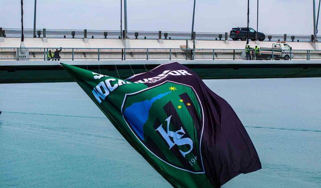 Büyükşehir, taraftarı kırmadı, Osmangazi Köprüsü’ne dev şampiyon Kocaelispor bayrağı asıldı