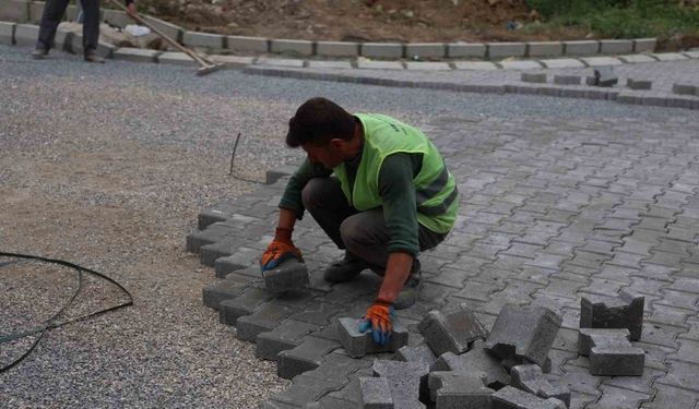 Dumlupınar Mahallesi’nde parke ve kaldırım çalışması