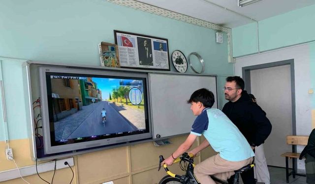Öğrenciler bisiklet simülasyonuyla sanal ortamda pedal çevirdiler