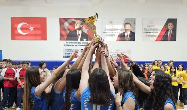 Okullar arası turnuvada dereceye girenler ödüllendirildi