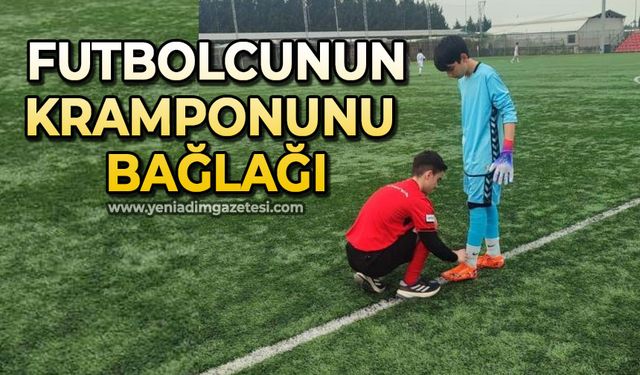 Hakem futbolcunun kramponlarını bağladı