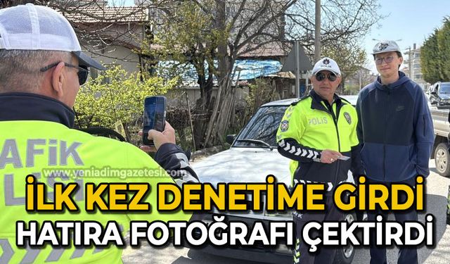 İlk kez denetime giren sürücü hatıra için polisle fotoğraf çektirdi
