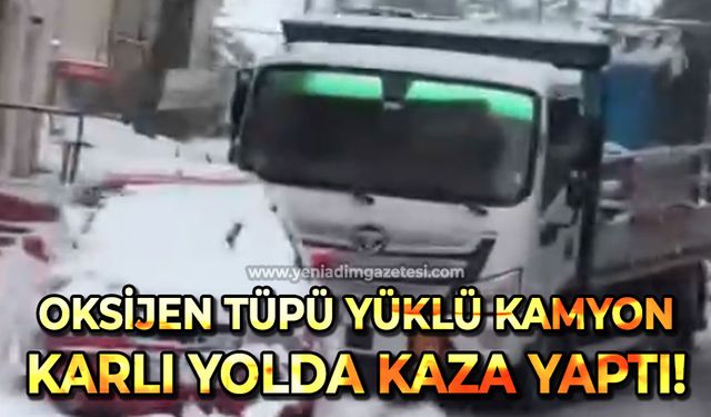 Oksijen tüpü yüklü kamyon, karlı yolda kontrolden çıktı, park halindeki araçlara çarptı
