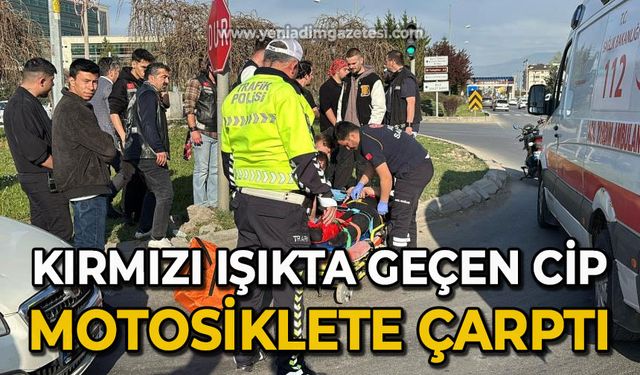 Kırmızı ışıkta geçen cip motosiklete çarptı: 1 yaralı