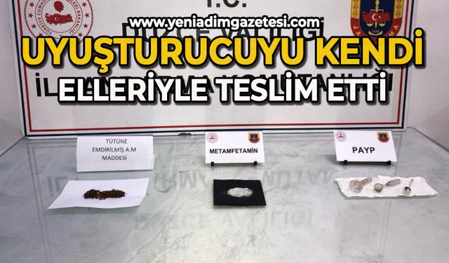 Uyuşturucuyu elleriyle jandarmaya teslim etti