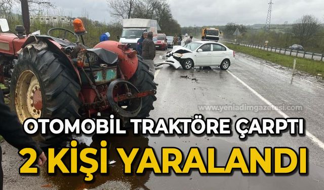 Seyir halinde giden otomobil, traktöre çarptı: 2 yaralı