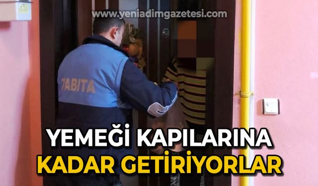 Belediye ekipleri kapı kapı dolaşarak sıcak yemek dağıtıyor