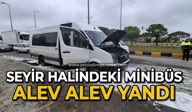 Seyir halindeki minibüs alev aldı