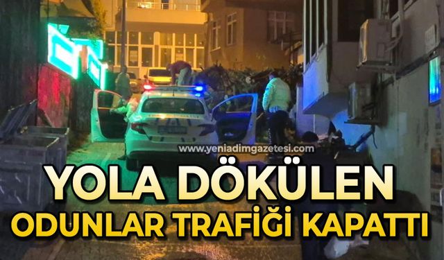 Yola dökülen odunlar trafiği kapattı