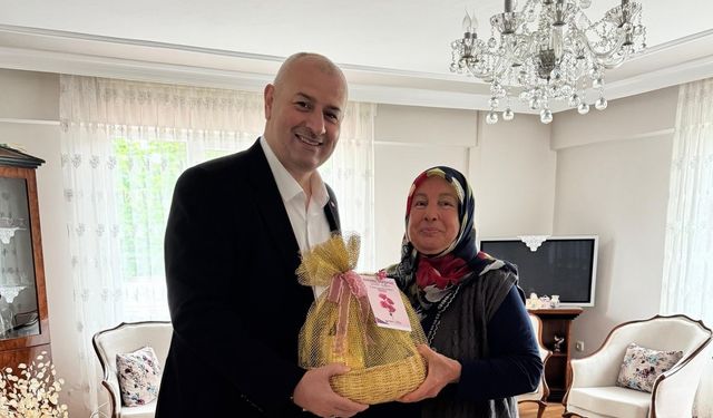 Başkan Yılmaz Yıldız, şehit annesinin anneler gününü kutladı