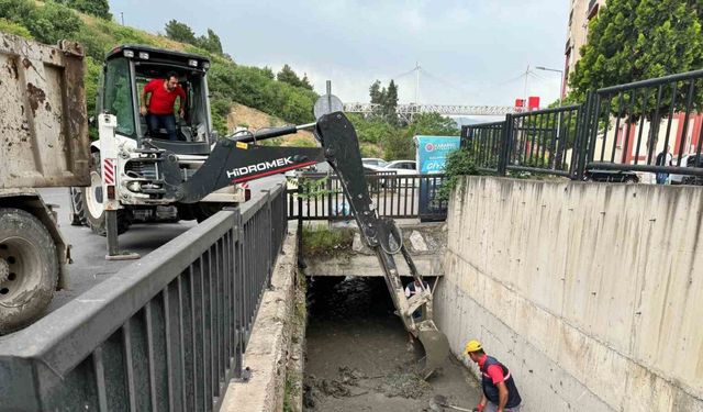 Belediye ekiplerinden dere yataklarında temizlik çalışması