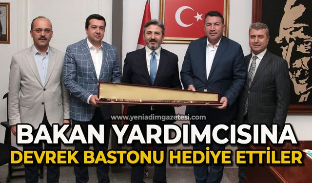Bakan yardımcısına Devrek Bastonu hediye ettiler