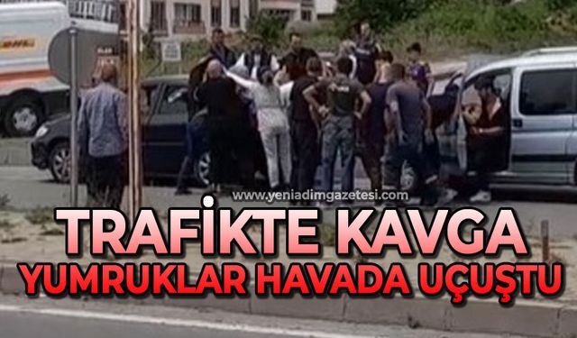Trafikte tekme yumruklar havada uçuştu