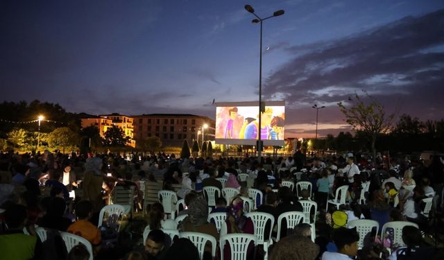 Açık hava sinema keyfi başladı