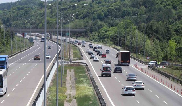 Erkenden yola çıkan tatilciler akıcı yoğunluk oluşturuyor