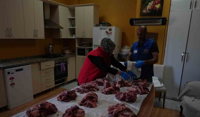 Kurban etleri 86 aileye ulaştırıldı